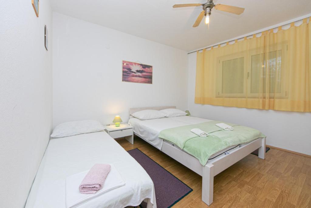 Postel nebo postele na pokoji v ubytování Apartments by the sea Zivogosce - Porat, Makarska - 20097