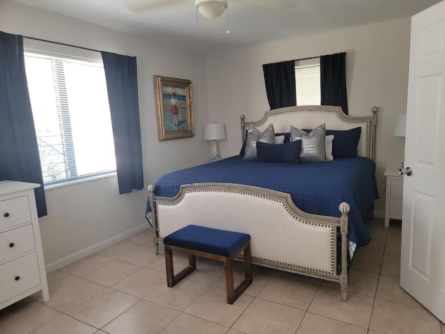 Cama ou camas em um quarto em Quaint & Comfortable Delray Beach 1 Bedroom