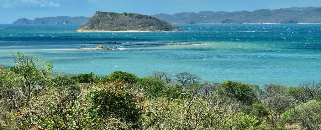 Puerto Soley的住宿－Blue Dream Kite Boarding Resort Costa Rica，水体中间的一个岛屿