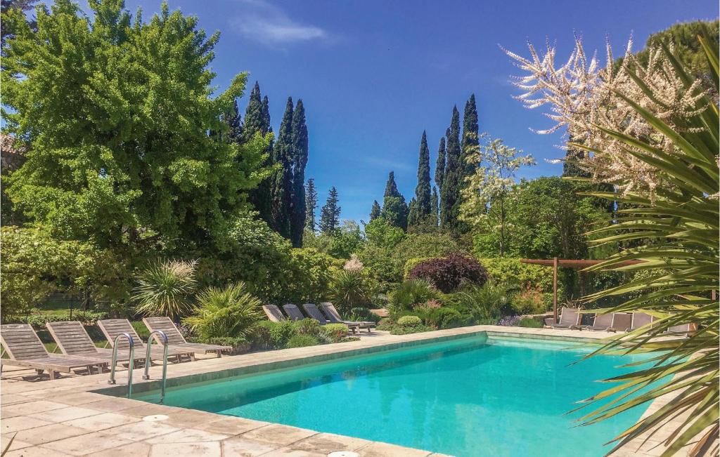 Thézan-des-Corbières的住宿－泰桑雷斯科比爾勒59號度假屋，庭院内的游泳池,带椅子和树木