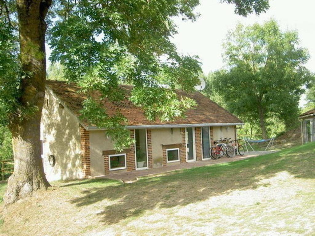 Una casa con bicicletas estacionadas enfrente. en Charmant gîte rénové avec jardin, terrasse, cheminée et wifi - animaux acceptés - FR-1-489-22, en Châtel-de-Neuvre