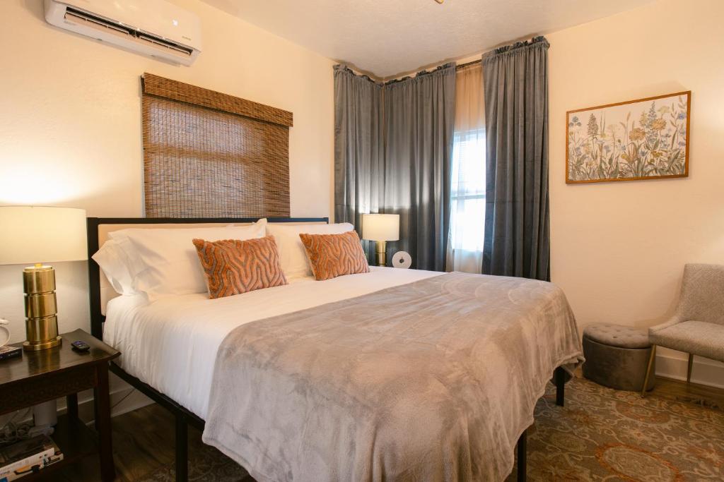 Postelja oz. postelje v sobi nastanitve Oakdale Suites - Master Property