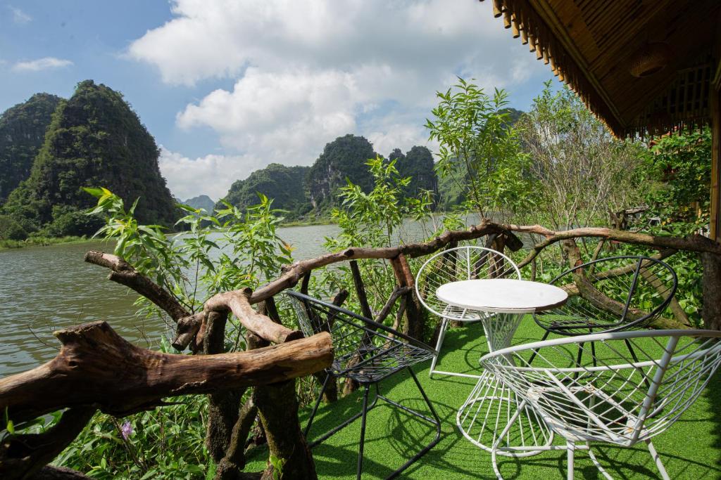 Xuan Son Lakeside Bungalow - 8