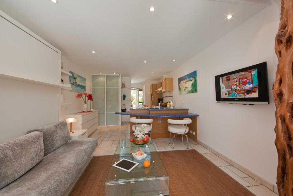 un salon avec un canapé et une table dans l'établissement Studio Kalliste - Vision Luxe, à Bonifacio