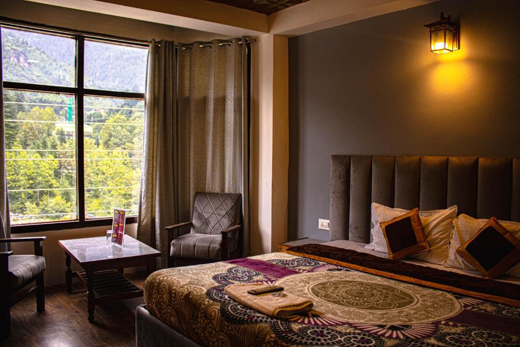 Voodi või voodid majutusasutuse Hotel The Sliver land # Mountain view # River view # Near Volvo Bus Stand # Family Hotel # Open Terrace toas