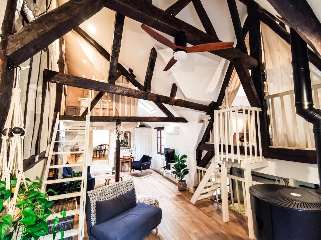 Posedenie v ubytovaní Loft atypique au calme avec cour privative