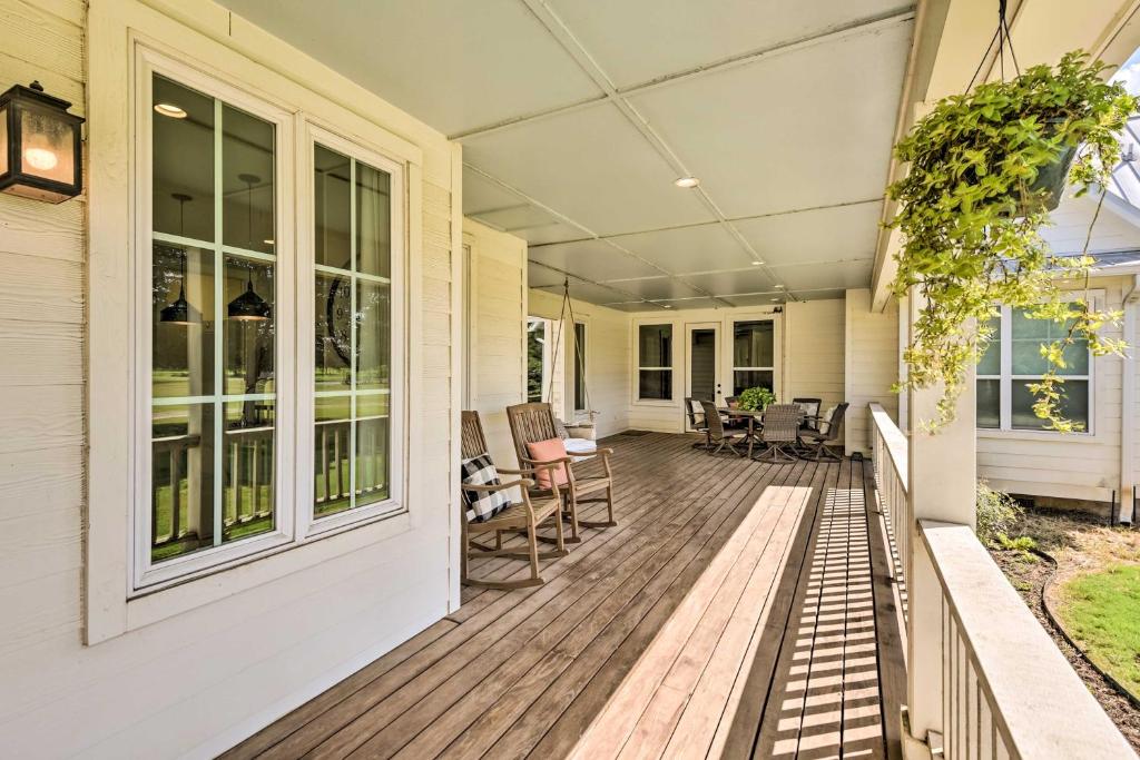 een terras met stoelen en tafels in een huis bij Fort Worth Cottage with Large Yard and Farmland Views! in Forest Hill