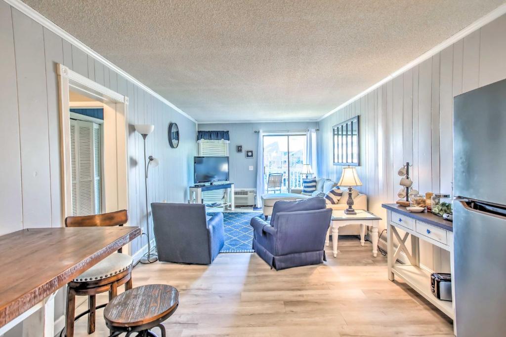 sala de estar con paredes azules, mesa y sillas en Myrtle Beach Condo with Balcony Walk to Beach! en Myrtle Beach
