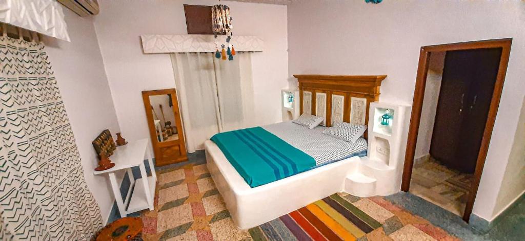 een kleine slaapkamer met een bed in een kamer bij Home of the world in Jaipur