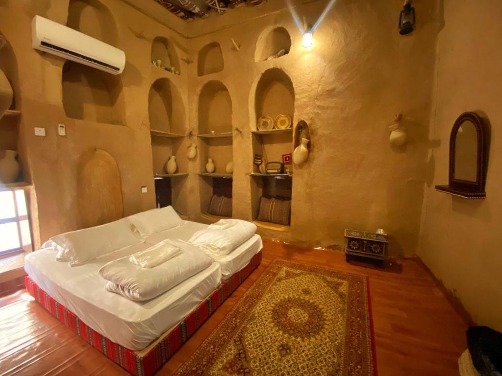 Postel nebo postele na pokoji v ubytování Bait Aljabal Hospitality Inn