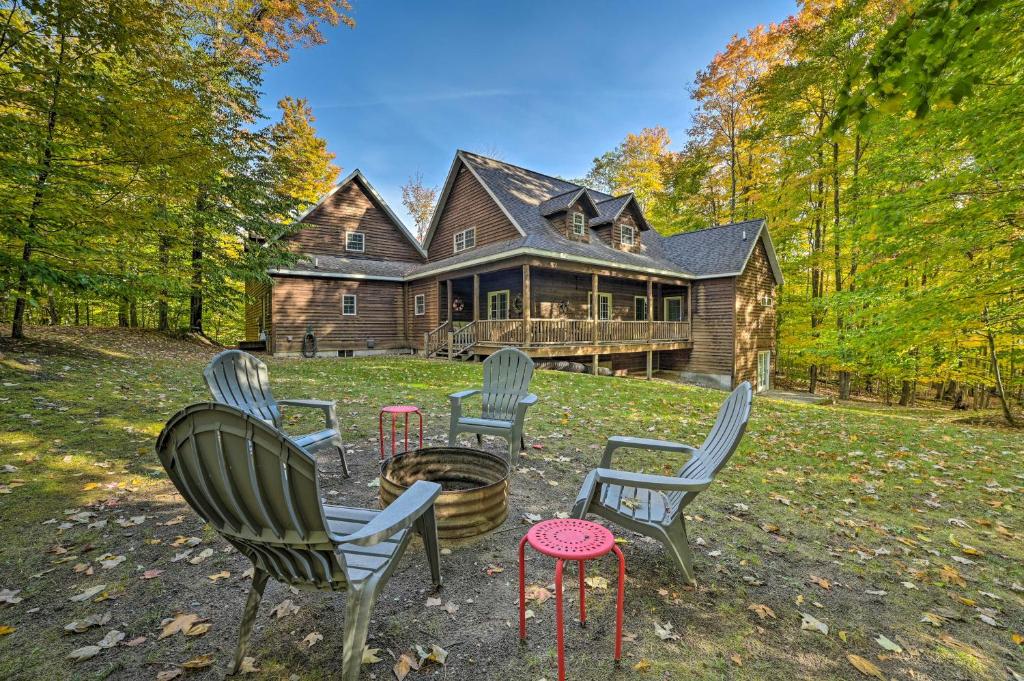 un groupe de chaises assises devant une maison dans l'établissement Dog-Friendly Gaylord Retreat Less Than 8 Mi to Town!, à Gaylord