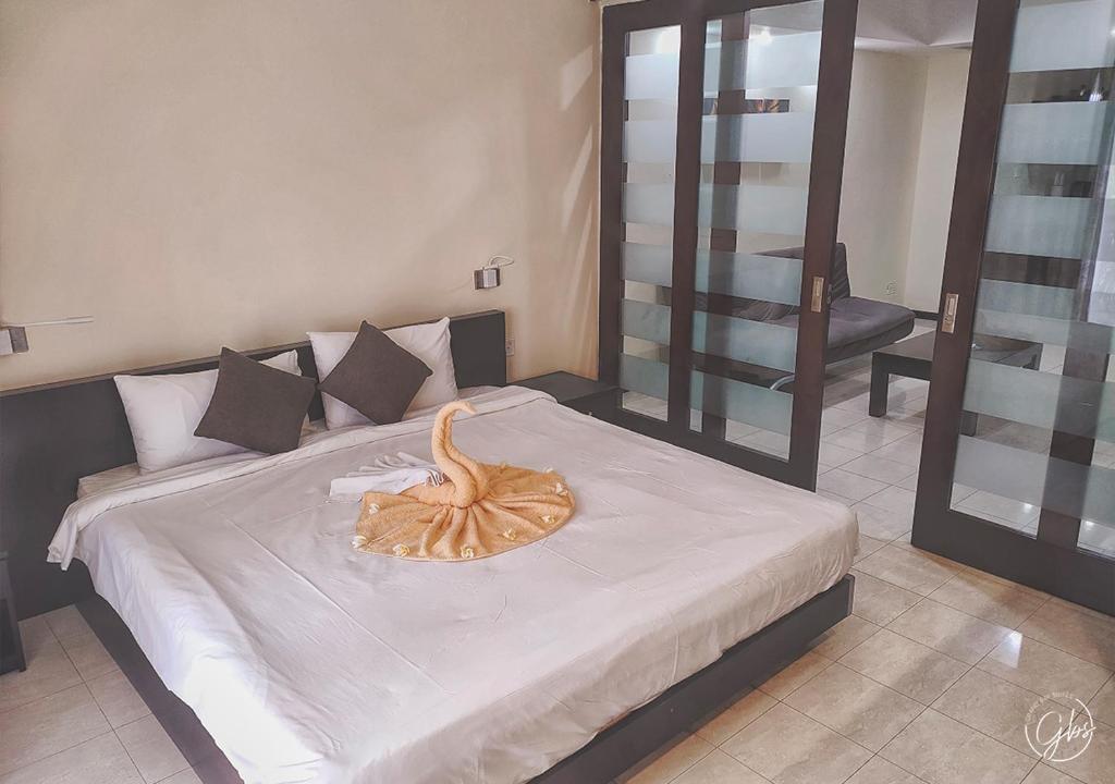 Postel nebo postele na pokoji v ubytování Grand Bay Suites