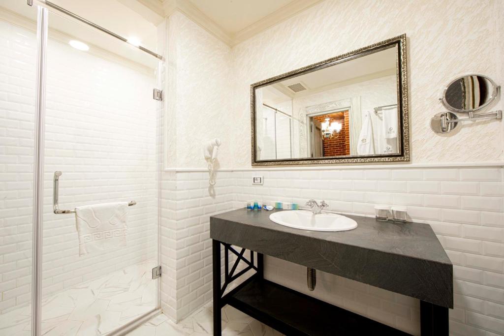 Koupelna v ubytování Sapphire Bayil Hotel