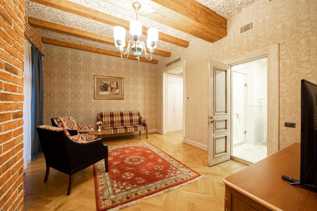 TV a/nebo společenská místnost v ubytování Sapphire Bayil Hotel