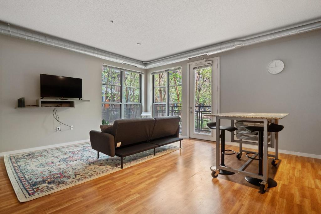Cozy Two Bedroom Condo Downtown Minneapolis 101 - Housity