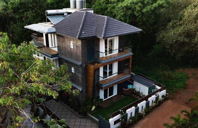 une vue aérienne sur une maison avec un toit dans l'établissement Redhomex 5Bhk Luxury Villa, à Assagao