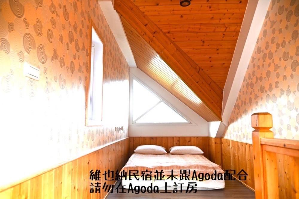a bedroom with a bed in a room with a window at Cingjing Vienna Pleasance Cottage in Ren&#39;ai