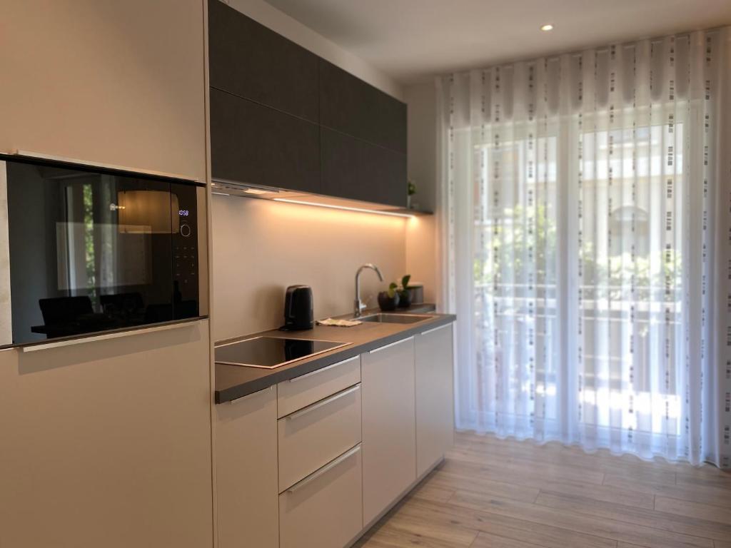 A kitchen or kitchenette at Neu, zentral, sonnig, Garage inklusive