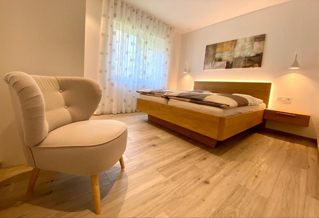 A bed or beds in a room at Neu, zentral, sonnig, Garage inklusive