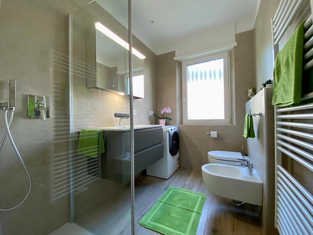 A bathroom at Neu, zentral, sonnig, Garage inklusive