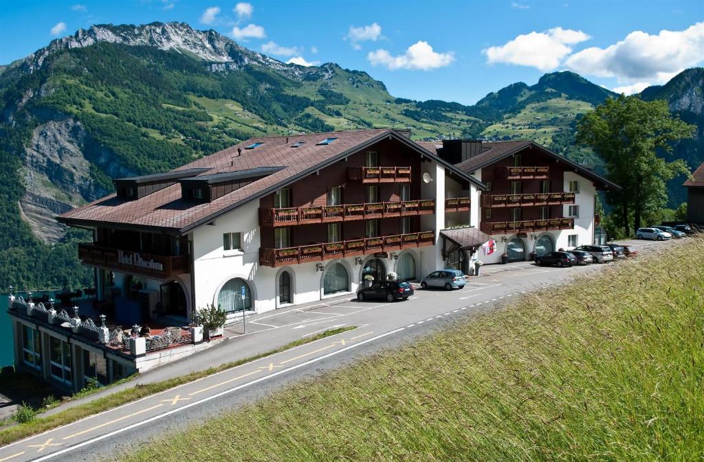 Nespecifikovaný výhled na hory nebo výhled na hory při pohledu z hotelu