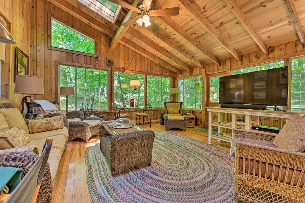 Televiisor ja/või meelelahutuskeskus majutusasutuses Douglas Whispering Winds Cottage with Beach!