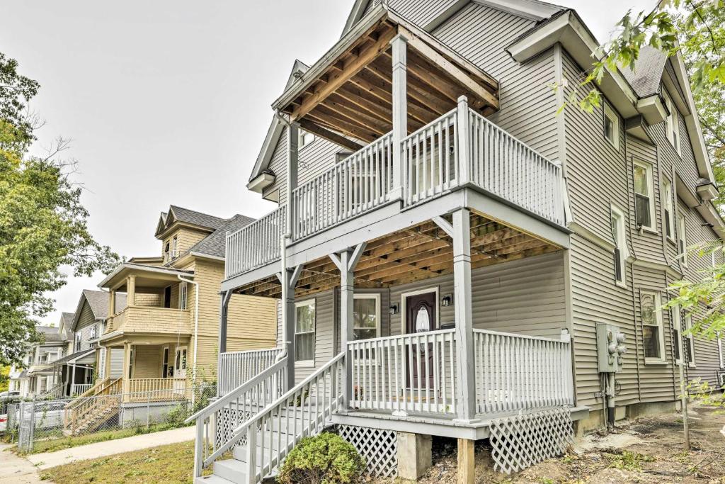 une maison entourée d'une terrasse couverte dans l'établissement Bright Springfield Apartment with 2 Balconies!, à Springfield