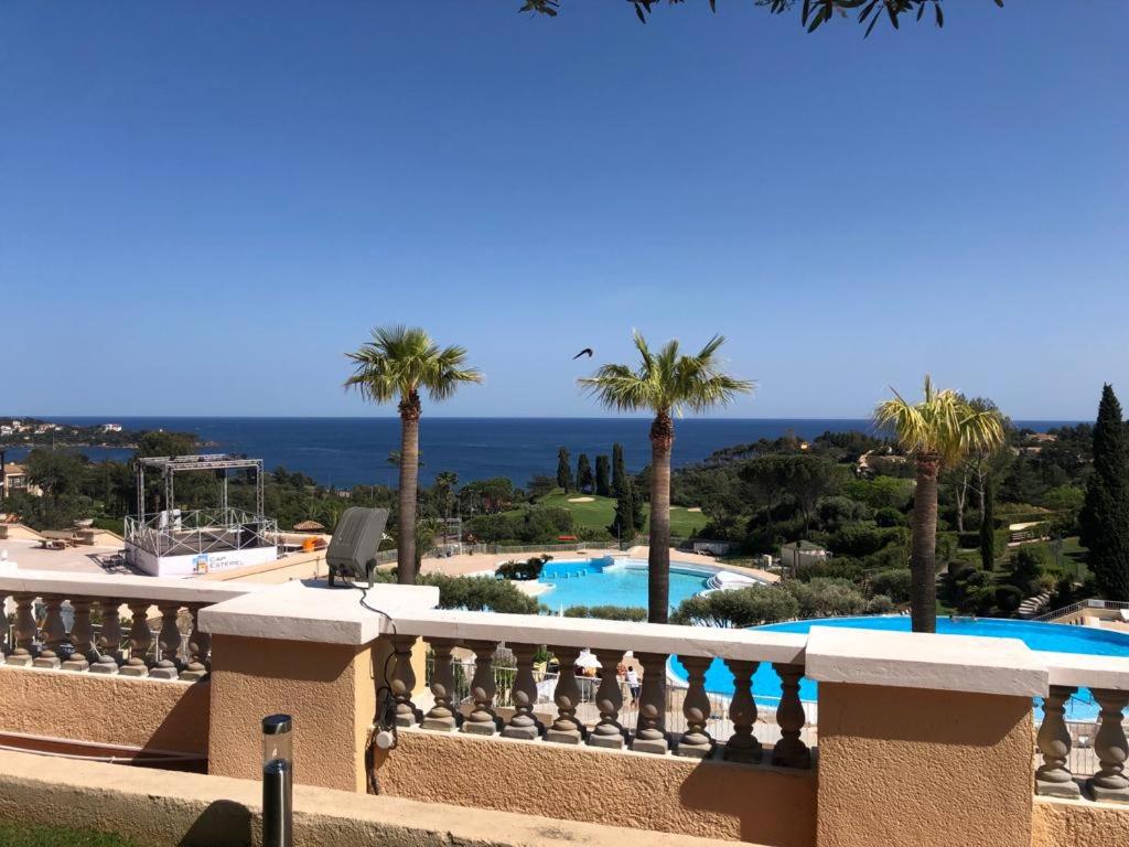 Bazén v ubytování Cap Estérel, 2 pièces, jardin, vue mer et piscine nebo v jeho okolí