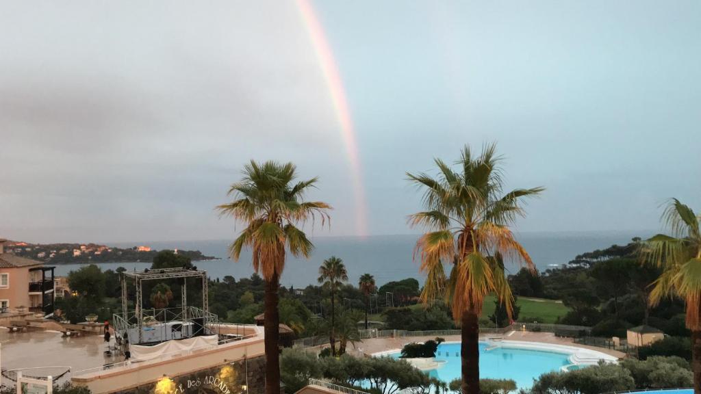 Bazén v ubytování Cap Estérel, 2 pièces, jardin, vue mer et piscine nebo v jeho okolí