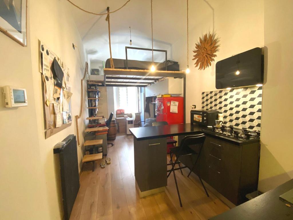 cocina con encimera y escritorio en una habitación en LoftMongrando43, en Turín
