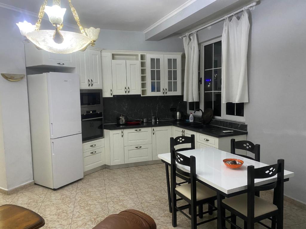 Кухня або міні-кухня у Tirana Apartment white