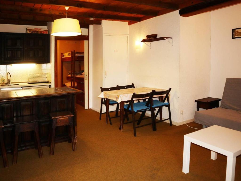 une cuisine et une salle à manger avec une table et des chaises dans l'établissement Studio familial 4 pers, skis aux pieds, proche centre - FR-1-322-229, aux Orres