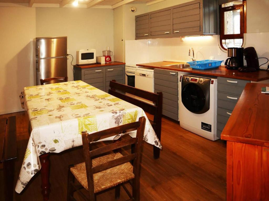 cocina con mesa, fogones y lavavajillas en Appartement Les Orres, 2 pièces, 6 personnes - FR-1-322-233, en Les Orres