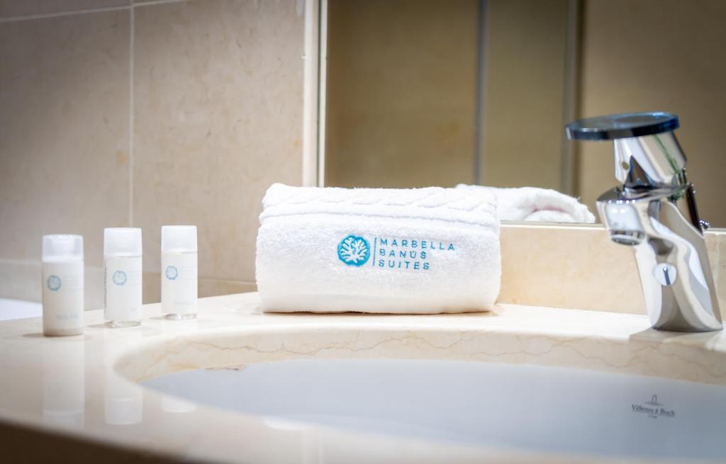 Kúpeľňa v ubytovaní MARBELLA BANUS SUITES - Jardines del Príncipe Golden Mile