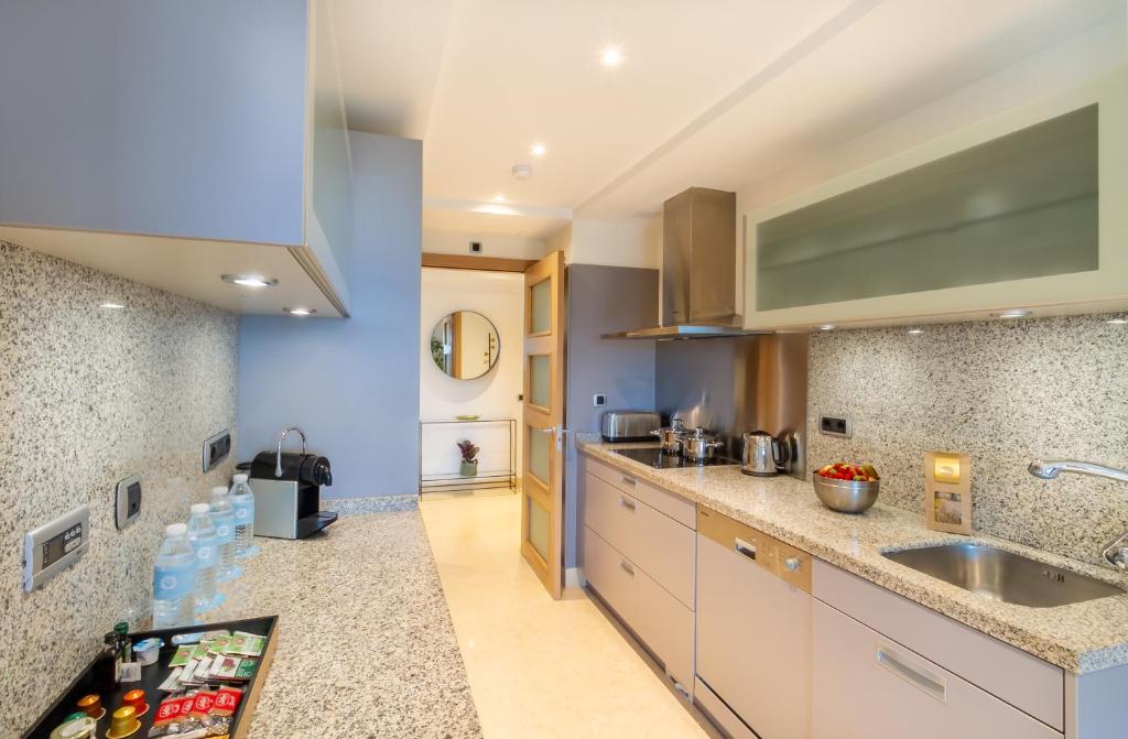 Kuchyňa alebo kuchynka v ubytovaní MARBELLA BANUS SUITES - Jardines del Príncipe Golden Mile