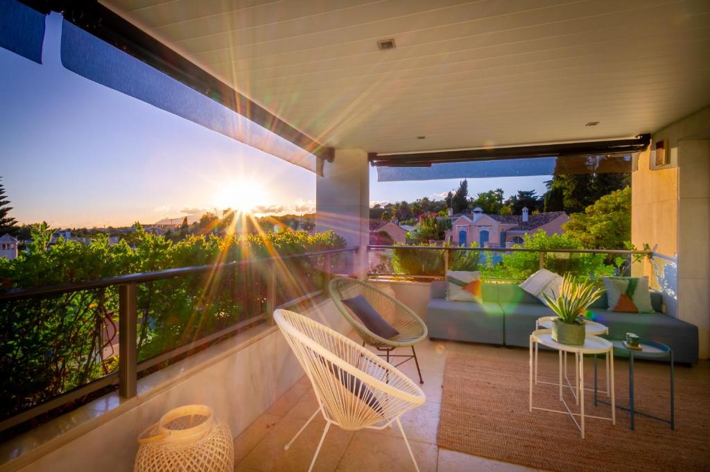 Balkón alebo terasa v ubytovaní MARBELLA BANUS SUITES - Jardines del Príncipe Golden Mile