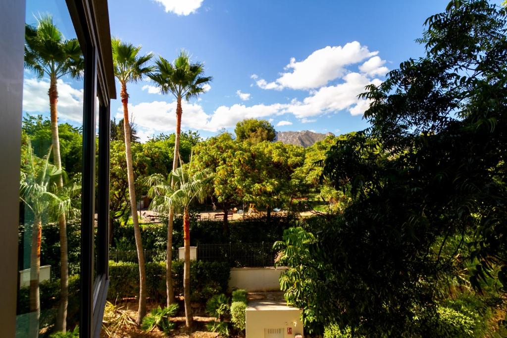 Vonkajšia záhrada v ubytovaní MARBELLA BANUS SUITES - Jardines del Príncipe Golden Mile