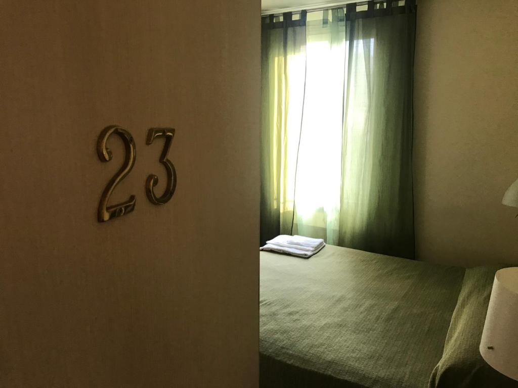 una camera con un letto accanto a una finestra di Casa Munay a Bologna