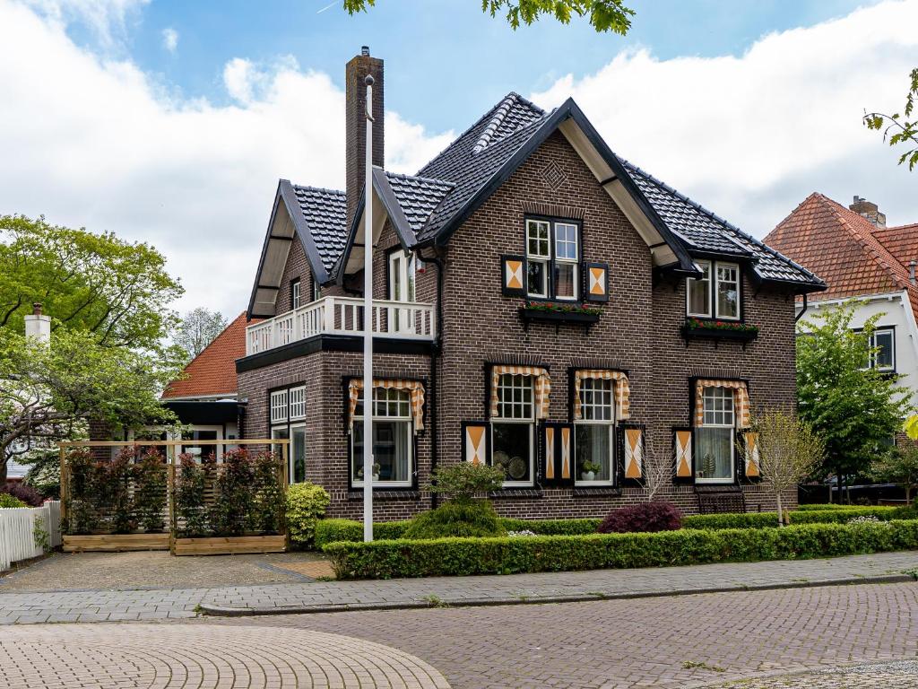 a brown brick house with a black roof at Guesthouse Het Gouden Eiland in Veendam