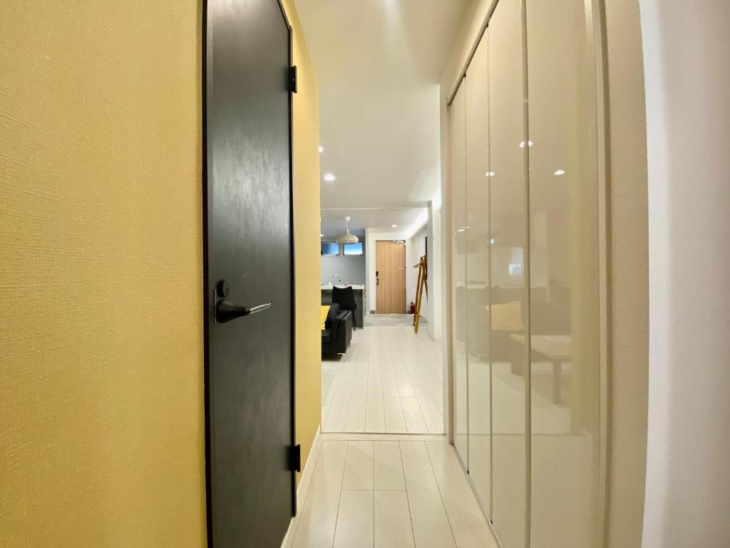 a hallway with a door leading to a room at Villa Monica in Nagoya