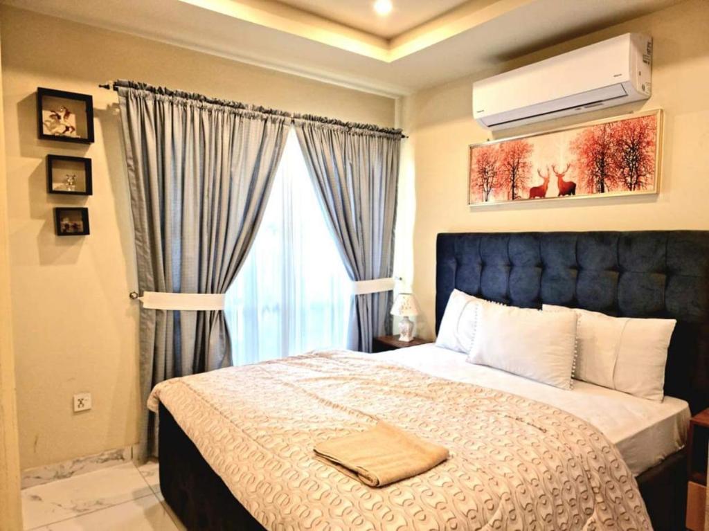 Ліжко або ліжка в номері Comfortable & Lovely 1 Bed Apt In Bahria Town