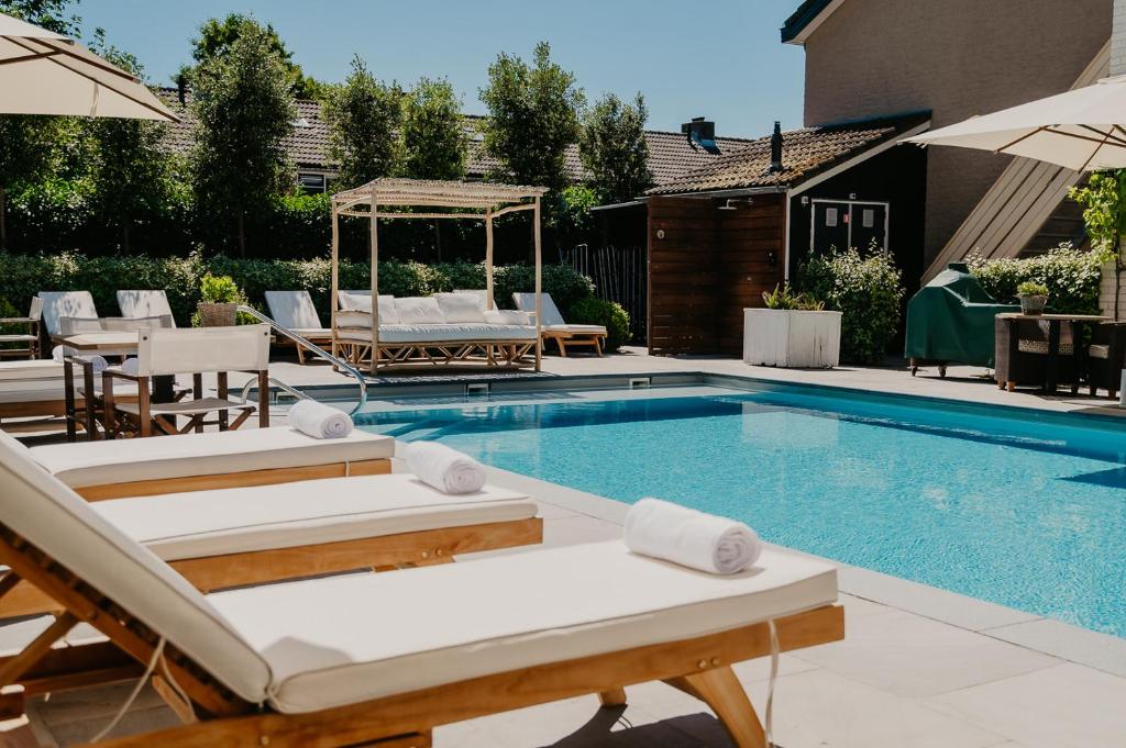 Bazén v ubytování Romantik Badhotel Renesse nebo v jeho okolí