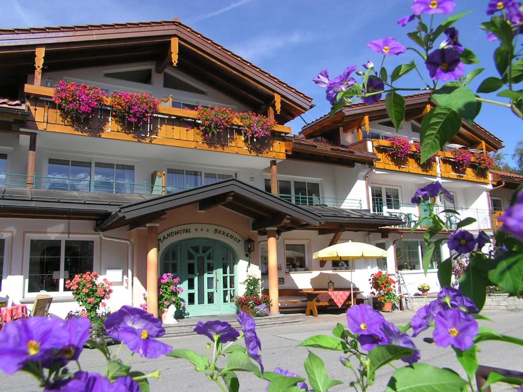 un edificio con flores púrpuras delante de él en Landhotel Berghof, en Bad Hindelang