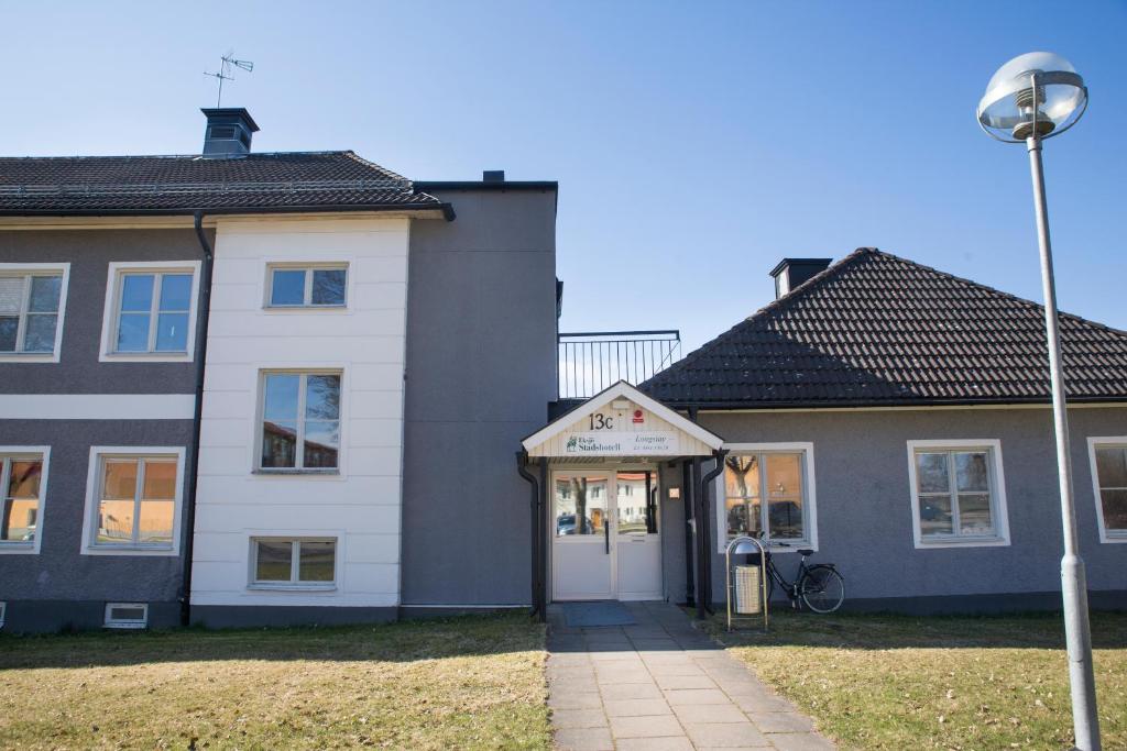 un edificio con una puerta blanca y una luz de la calle en Eksjö Longstay, en Eksjö