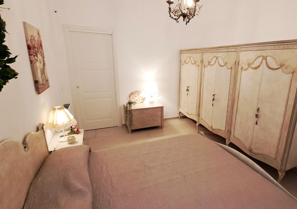 Łóżko lub łóżka w pokoju w obiekcie Amantea Apartment The Shabby-Chic
