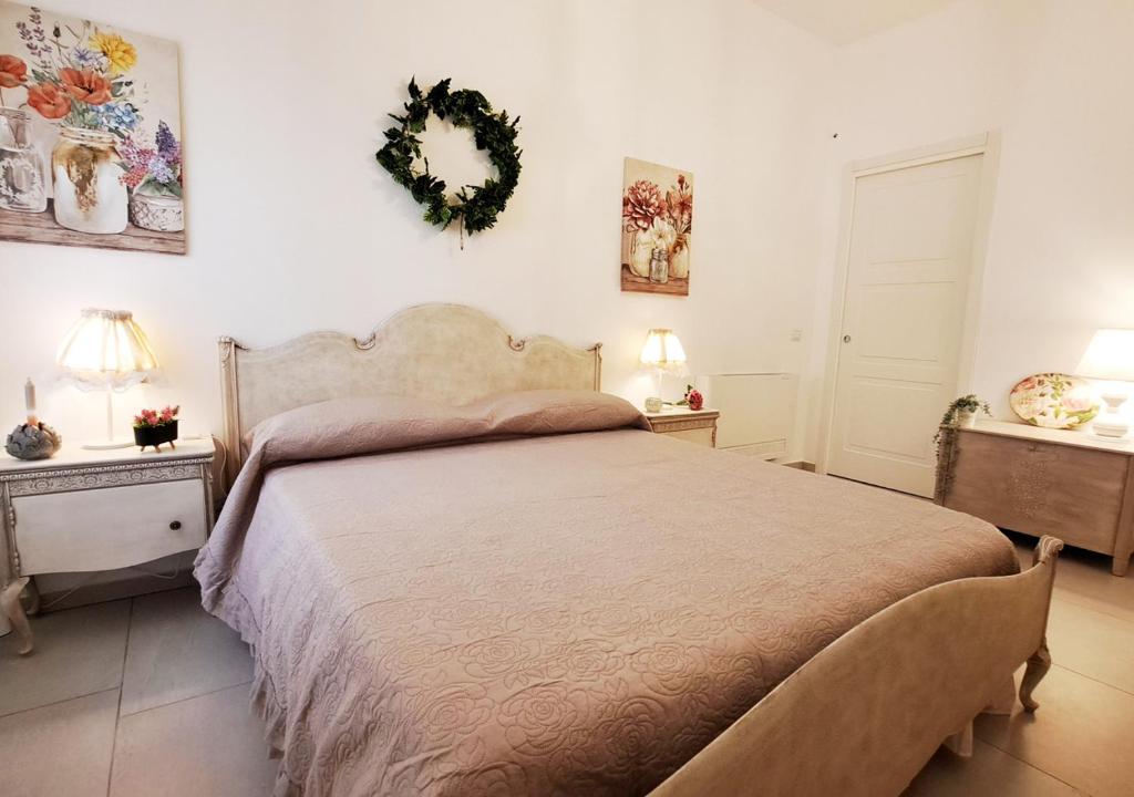 sypialnia z dużym łóżkiem i 2 szafkami nocnymi w obiekcie Amantea Apartment The Shabby-Chic w mieście Amantea