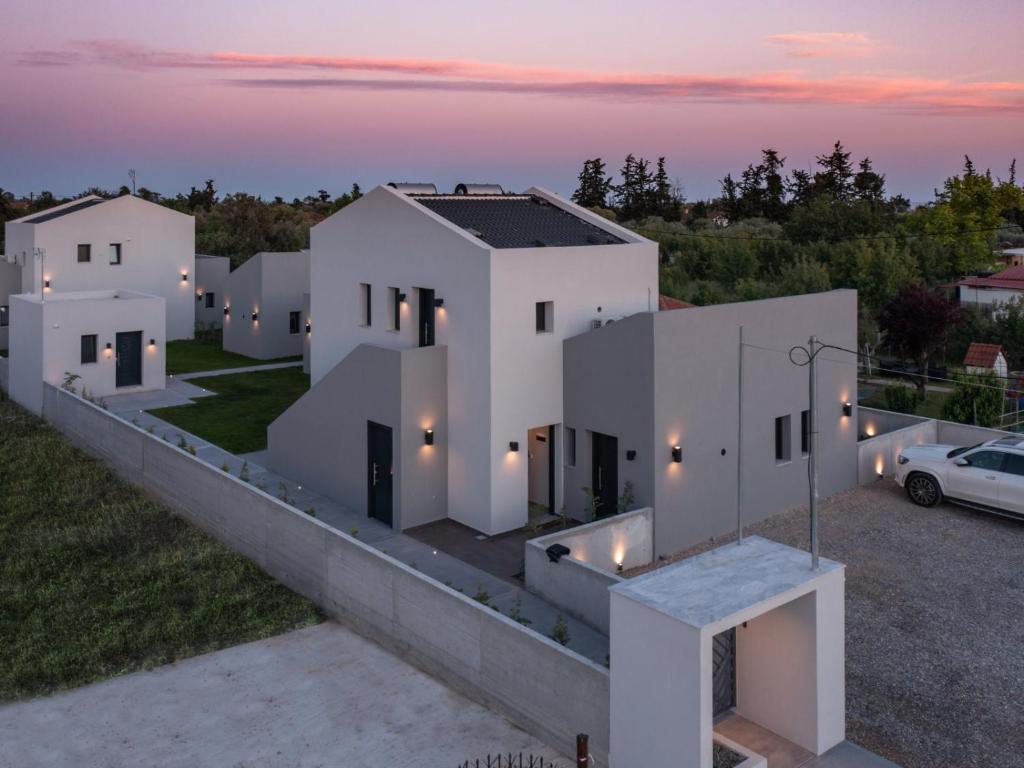 een villa met uitzicht op de oceaan bij TheaSea Luxury Suites - Kallikrateia Halkidiki in Nea Kalikratia
