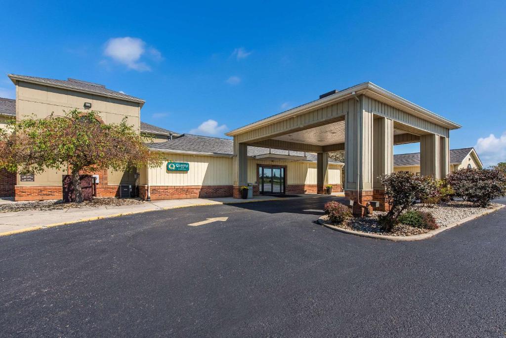 an empty parking lot in front of a building at Quality Inn in Upper Sandusky