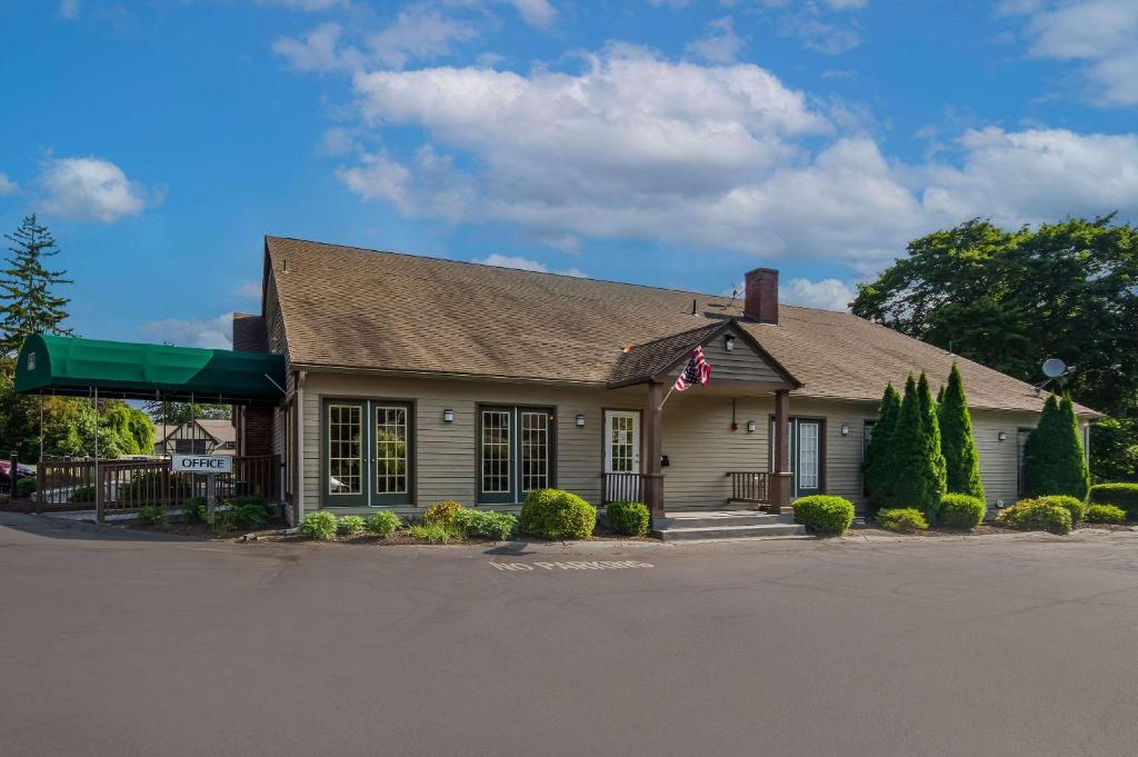 een gebouw met een vlag erop bij Quality Inn in Great Barrington