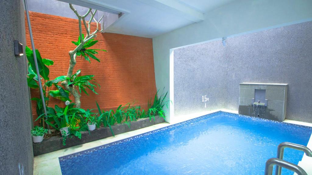ein Badezimmer mit einem Tauchbecken mit Pflanzen darin in der Unterkunft Villa Fiorence Hill Premium Private Pool in Batu
